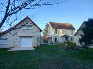 a view of the house and the yard at Ô Bois Jer'Home in Bois-Jérôme-Saint-Ouen +12 photos