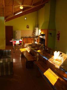 Habitación con cocina y mesa con bancos. en Esquel Apart en Esquel