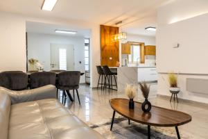 a living room and kitchen with a couch and a table at אחוזת שרון in Elifelet