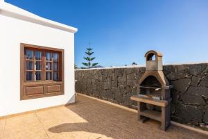 a building with a brick wall next to a door at Villa Alexsandra in Playa Blanca
