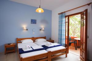 Postel nebo postele na pokoji v ubytování Flisvos Rooms