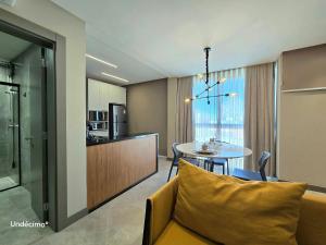 ein Wohnzimmer mit einem Tisch und ein Esszimmer in der Unterkunft Seasons BC in Cabeçudas