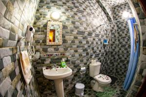ein Badezimmer mit Waschbecken und Toilette in der Unterkunft RIAD HIKAYA - Born of History in Fès + 121 Fotos