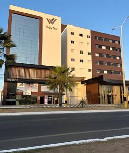 a building on the side of a street at Studio Moderno Westfit - Barreto in Mossoró