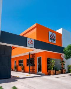 ein orangefarbenes Gebäude mit einem Max-Schild darauf in der Unterkunft Nuve Express Corregidora in Torreón