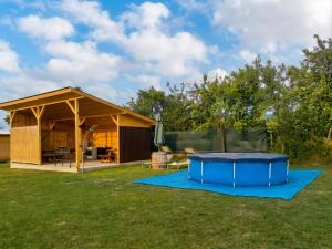 ein Pavillon mit einem Tisch im Garten in der Unterkunft Lark Nest in Novaci-Străini