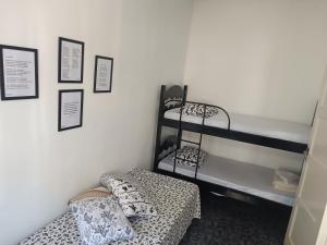 a room with two bunk beds and a bench at Apartamento Vó Maria in Triunfo