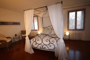 A bed or beds in a room at B&b Vista sul Canal Grande Még 28 kép