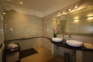 ein Badezimmer mit zwei Waschbecken und einem großen Spiegel in der Unterkunft B&b Vista sul Canal Grande in Venedig