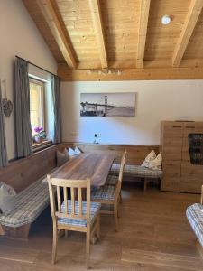a dining room with a large wooden table and chairs at Ferienwohnung Sonnheim Alpbachtal Card inklusive in Alpbach