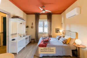 a bedroom with a bed with an orange ceiling at B&B Tra i Laghi in Casale Corte Cerro