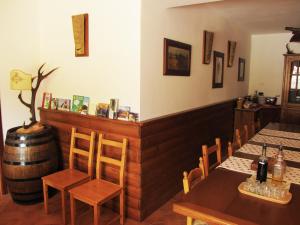 une salle à manger avec une table et un tonneau de vin dans l'établissement Da Nonna Li Rooms and Breakfast, à Villetta Barrea