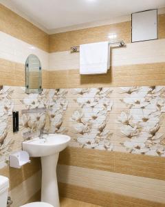 a bathroom with a bird mural on the wall at HOTEL MAX - In Budget & Comfortable Rooms - For Corporates, Couples, Families Near HMV, DAV, Grain Market, Workshop Chowk in Jalandhar +12 photos