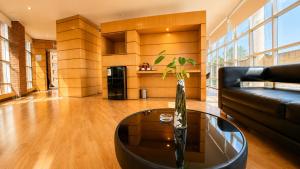 a living room with a couch and a table at Hotel Pascana Plaza in Santa Cruz de la Sierra
