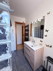 a bathroom with a sink and a mirror at Apartamento Ramon in Tarragona +17 photos