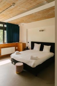 Un pat sau paturi într-o cameră la Young Learning Hotel