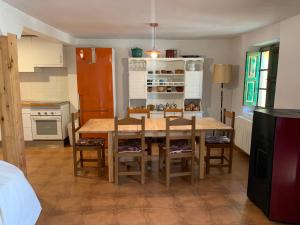 a kitchen and dining room with a table and chairs at La Toscana en Lozoya in Alameda del Valle