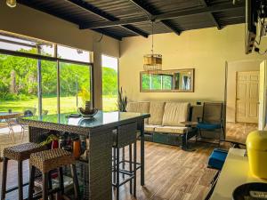 a kitchen and living room with a table and chairs at Suite Quelepa San Miguel in Quelepa