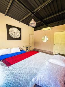 a bedroom with a large bed and a table at Suite Quelepa San Miguel in Quelepa