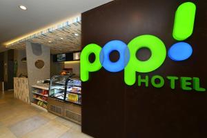 un magasin avec un panneau indiquant l'hôtel pod dans l'établissement POP! Hotel Timoho Yogyakarta, à Yogyakarta