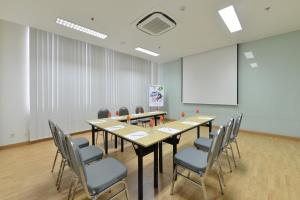 Espace de conférence ou salle de réunion dans l'établissement POP! Hotel Timoho Yogyakarta