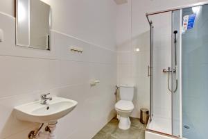 A bathroom at Nice Rooms - Pokoje Gościnne