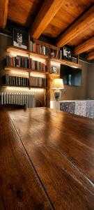 a large wooden table in a room with books at Enfin Clavon - appartamento in baita in Verrayes