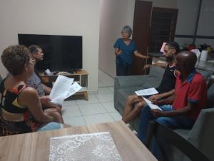 a group of people sitting in a living room at Hospedagem da Renata in Salto