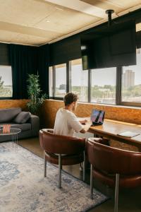 Un televizor și/sau centru de divertisment la Young Learning Hotel