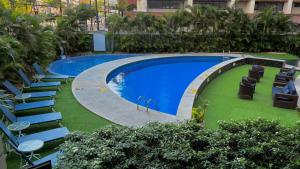 an overhead view of a swimming pool in a building at Comfort Hotel Fortaleza in Fortaleza