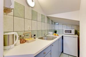 A kitchen or kitchenette at Nice Rooms - Pokoje Gościnne