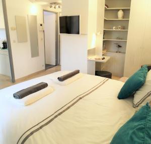 カンヌにあるSuquet's Luxury Studioの白い大型ベッド(枕2つ付)