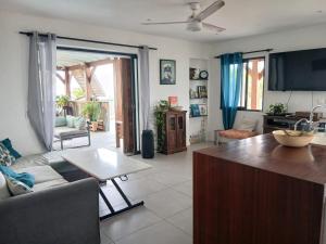 a living room with a couch and a table at Villa Hill-Sea in Saint Martin