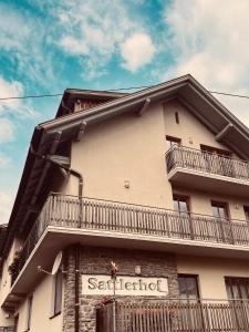 a building with a balcony on the side of it at Mountain Loft Nassfeld in Tröpolach