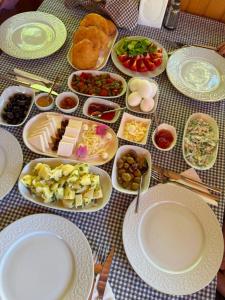 a table with plates of food on a table at EM-BA BUTİK BUNGALOV in Demre +18 photos