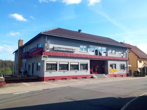 a large building on the side of a street at Monteurzimmer Linde in Limbach
