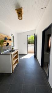 a kitchen with a counter and a sink and a door at Apartamento no Camping Mairipora in Mairiporã