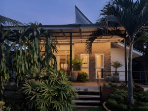 a house with palm trees in front of it at Zen Cove Villa - 5-Min Walk to Zen Beach, Srithanu in Haad Chao Phao