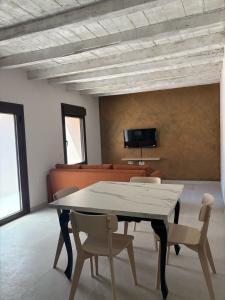 a dining room with a table and chairs and a couch at Casa Rural Los Boteros in Pesquera de Duero