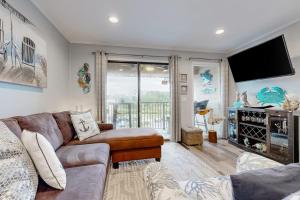 a living room with a couch and a flat screen tv at HH Beach & Tennis 319B in Hilton Head Island
