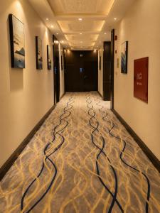 a hallway with a carpet on the floor at فندق فصل الصيف امان - المنسك in Abha