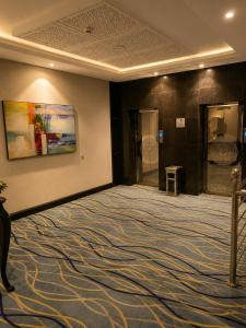 a large room with a painting on the wall at فندق فصل الصيف امان - المنسك in Abha