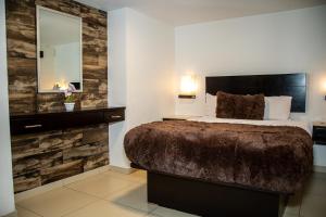 a hotel room with a bed and a mirror at Hotel Velario in Tijuana +31 photos