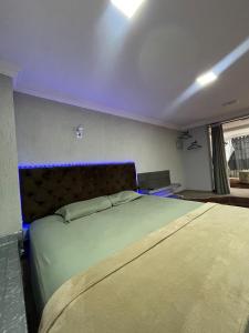 a bedroom with a large bed in a room at Mobi Dicky in Nova Friburgo