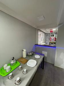 a bathroom with a table with a green counter top at Mobi Dicky in Nova Friburgo +21 photos