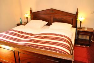 Ein Bett oder Betten in einem Zimmer der Unterkunft Weingasthof Zum weißen Roß