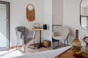 a living room with a table and two chairs at Boutique Hotel Het Zoete Zijn in Borgloon