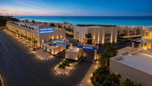Luftaufnahme einer Stadt bei Nacht in der Unterkunft Kings gate Yanbu Resort in Yanbu