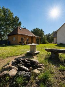 a log cabin with a table and benches in a yard at Domek letniskowy Sarnowo, Skępe in Skępe