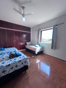 a bedroom with two beds and a window at Hospedagem da Renata in Salto